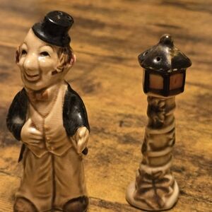 Vintage Man In TopHat w/Lamp Post Ceramic Salt&Pepper Shakers Made In Japan Vntg